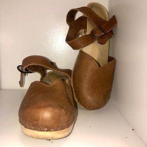 Lightly worn tan Sven clogs